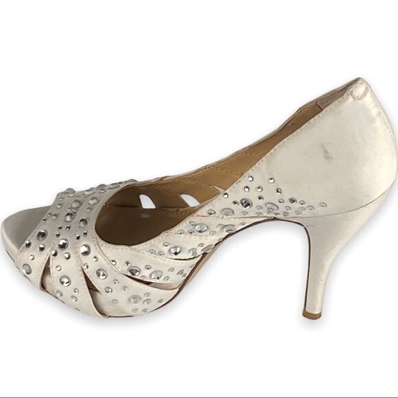 Gianni Bini White Peep Toe Heels - Picture 4 of 12
